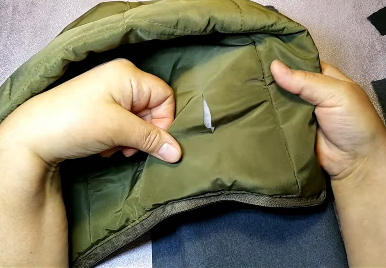 Как заклеить пуховик и болоньевую куртку в домашних условиях: инструкция, выбор клея
