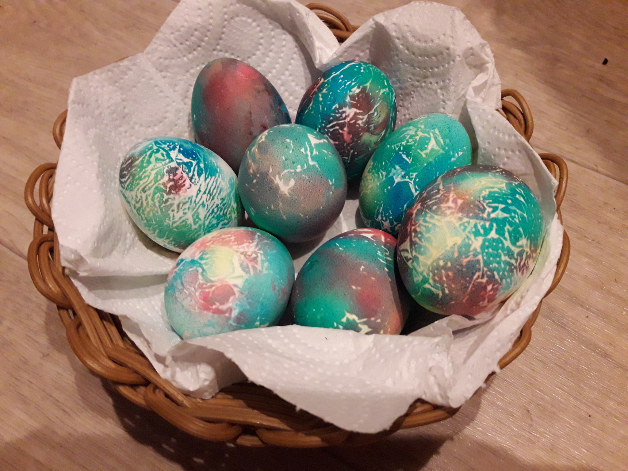 ​как покрасить пасхальные яйца натуральными красителями | mama-znaet.com