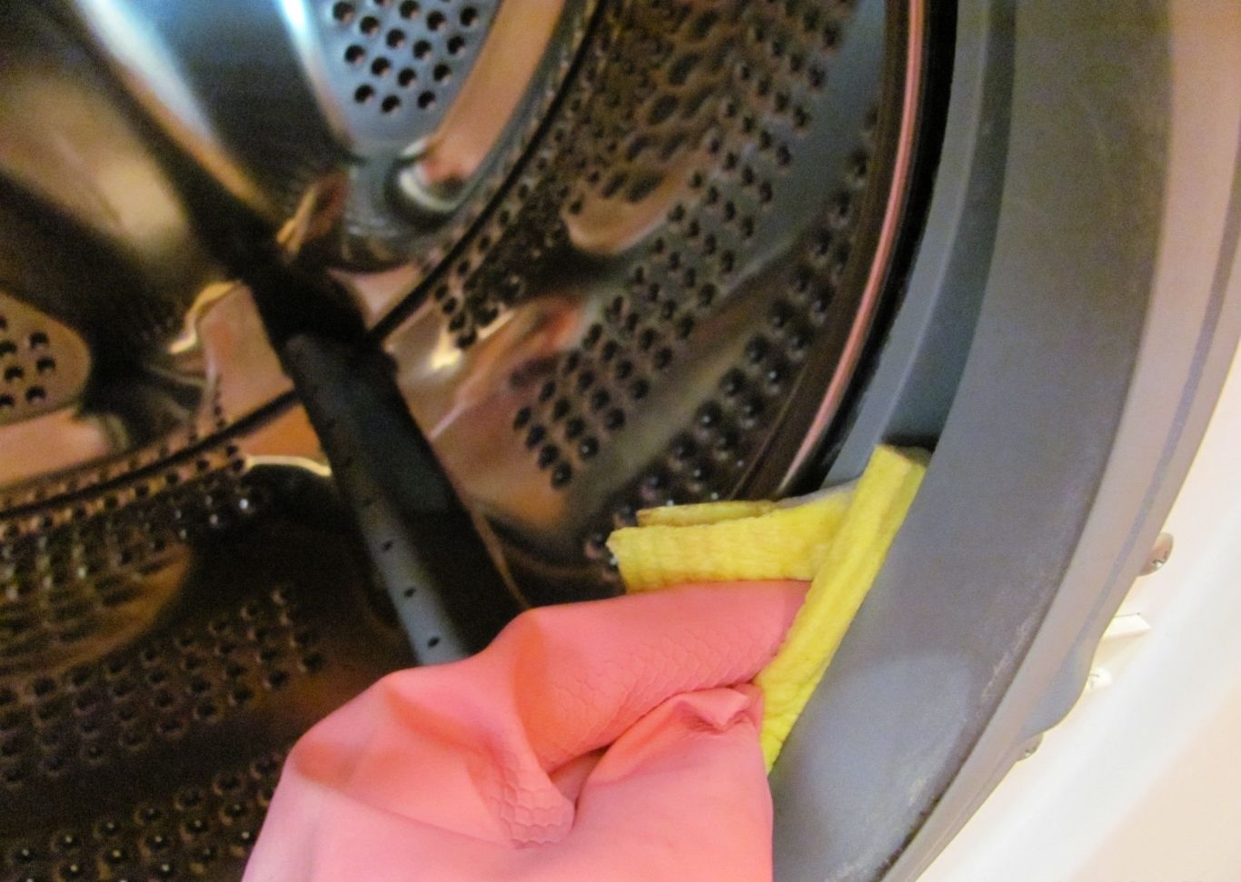 Варианты чистки резинки в стиральной машине от плесени