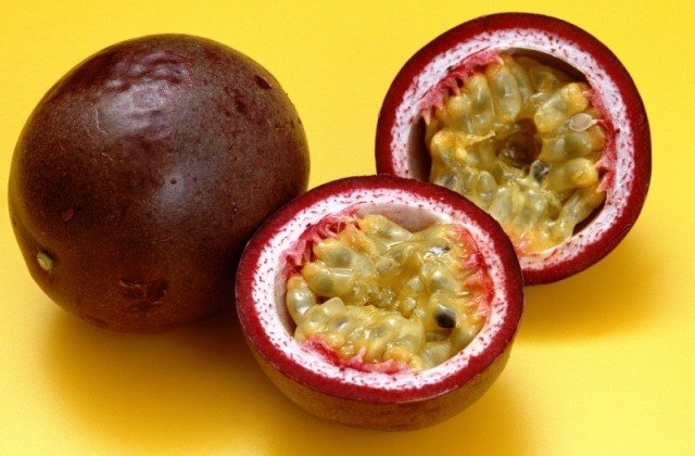 Маракуйя: что это за фрукт, полезные свойства, как правильно есть