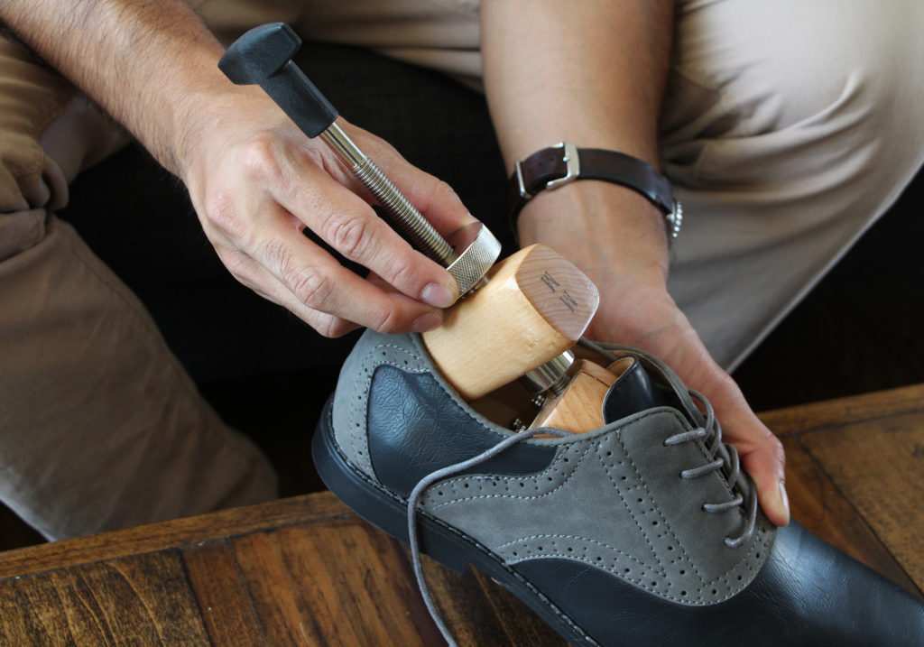 Как разносить замшевые туфли, которые жмут, в домашних условиях