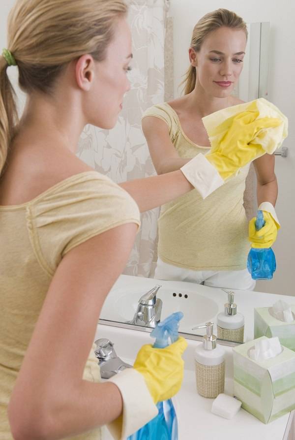 Чем и как помыть зеркало без разводов
