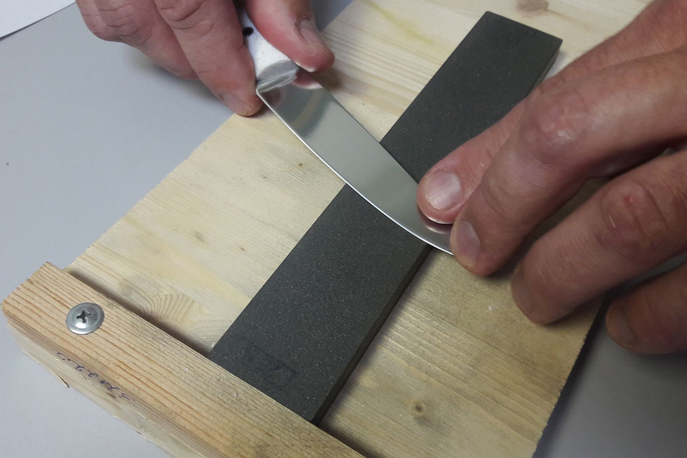 Заточка ножей: как правильно точить, чем, угол заточки кухонного и охотничьего ножа, как профессионально точат