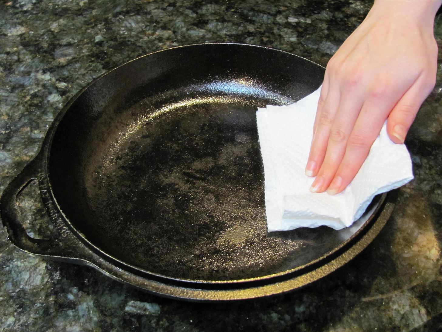 Как подготовить чугунную сковороду перед первым применением с помощью прокаливания