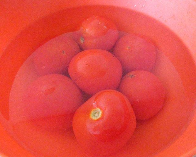 Как правильно ошпаривать помидоры