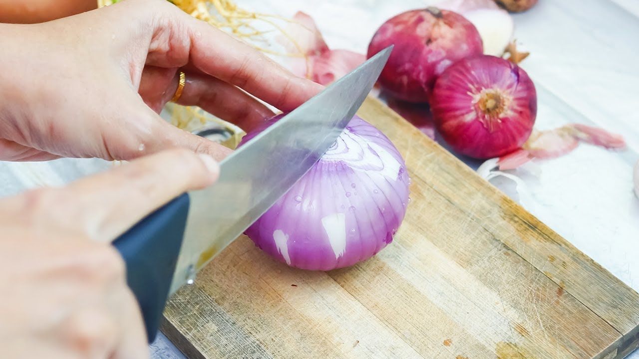 Как нарезать лук соломкой