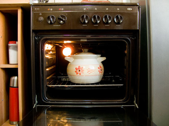 Правила использования эмалированной посуды Можно ли ставить кастрюли с эмалью в духовку Как правильно в них готовить и мыть их