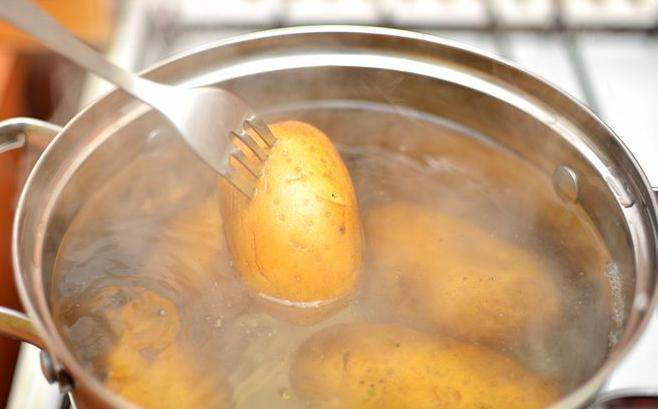 Картофельные очистки как удобрение: для каких растений применять