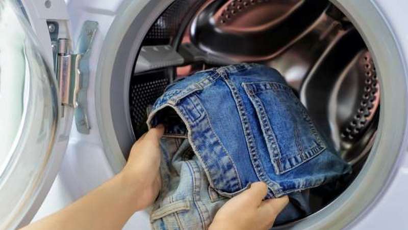 Как стирать джинсы вручную: черны, белые, стирка и сушка в домашних условиях