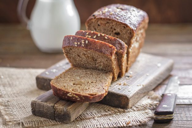 Как черствый хлеб сделать мягким в микроволновке или духовке