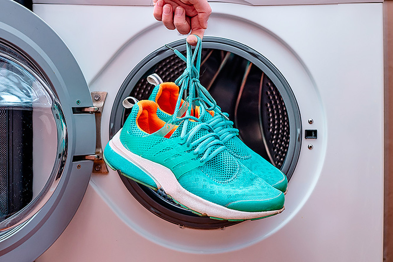 Можно ли стирать кроссовки в стиральной машине автомат или лучше вручную Как отстирать грязные и пахнущее потом кроссовки