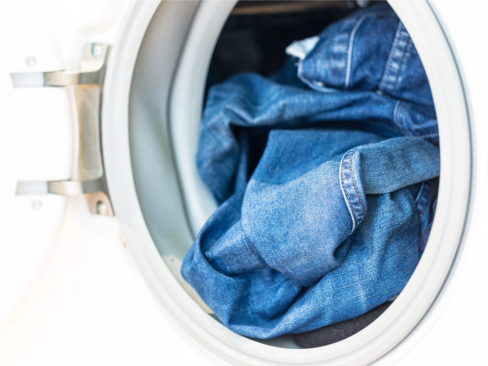 Постирать джинсы можно в стиральной машине или вручную Все зависит от типа джинсов, степени загрязнений и наличия пятен