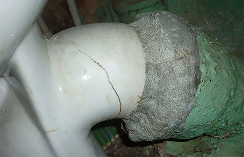 Чем замазать стыки канализационных труб: герметизация, если течет