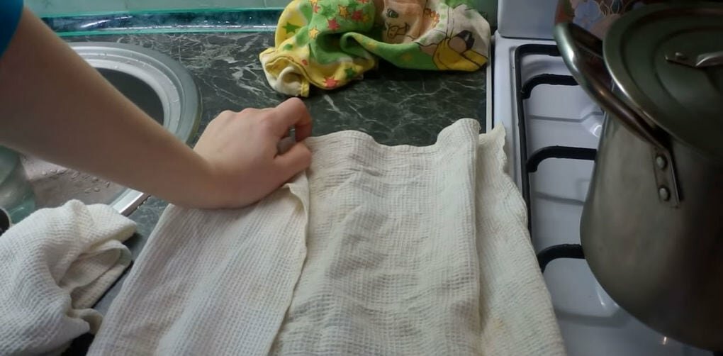 Проверенные временем способы, как отстирать кухонные полотенца от застарелых жирных пятен