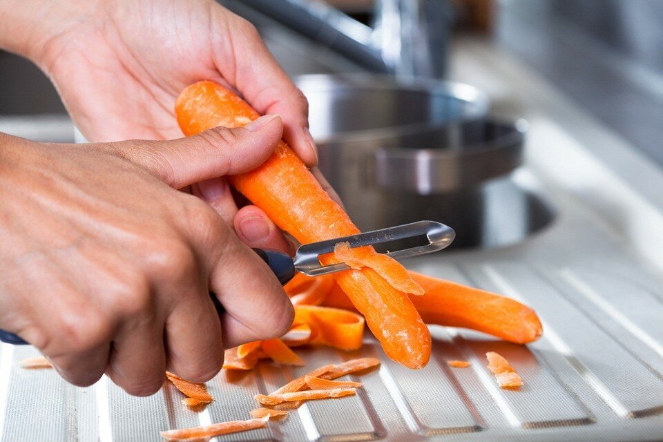 Как хранить морковь в холодильнике, погребе, квартире