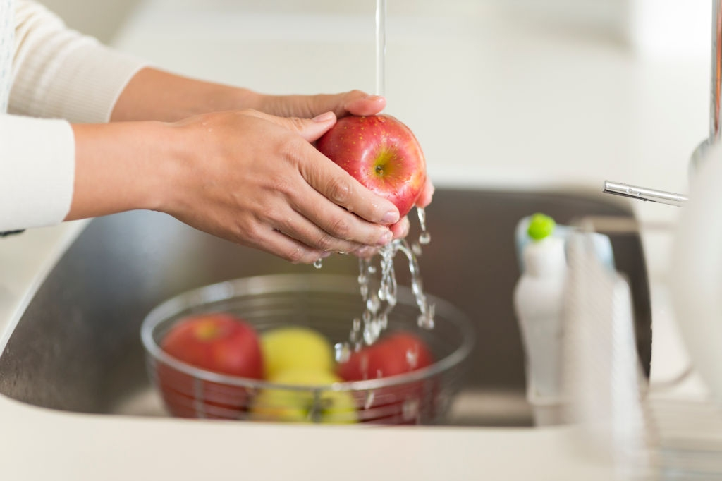 Как и чем правильно мыть овощи и фрукты