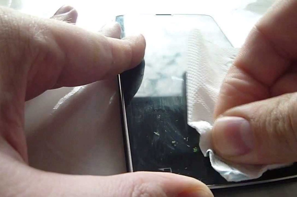 Как убрать царапину с экрана смартфона