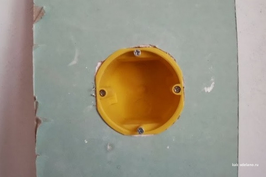Как установить подрозетник в бетонную стену и гипсокартон: монтаж стакана для розетки