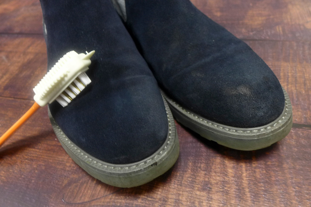 Как восстановить замшевую обувь