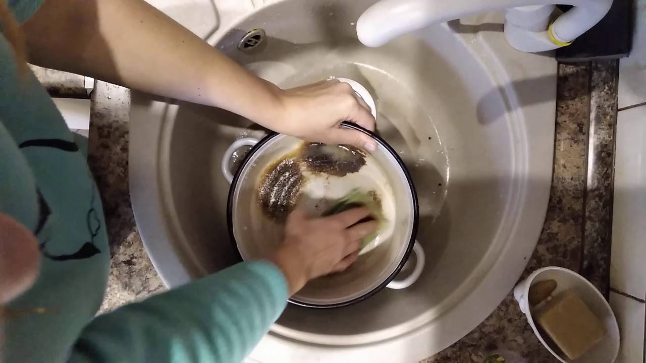 Отмыть окаменевший стиральный. Эмалированная кастрюля с накипью. Подгорела эмалированная кастрюля. Отмыание кастрюль он нагара гидроструем. Очистка посуды от налета кислородным отбеливателем.