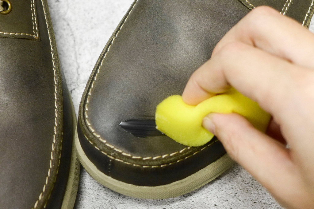 Что делать, если обувь воняет потом Какими домашними и покупными средствами можно удалить запах пота в кроссовках или сапогах