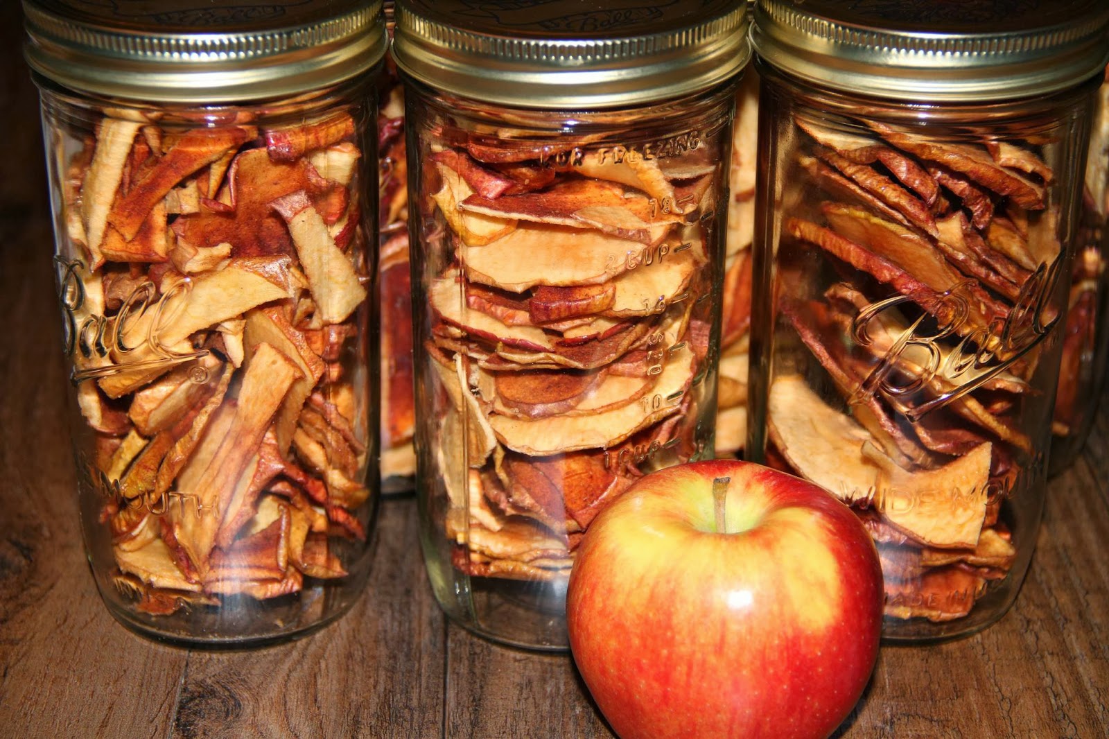 Как хранить сушеные яблоки и сохранить сушку надолго