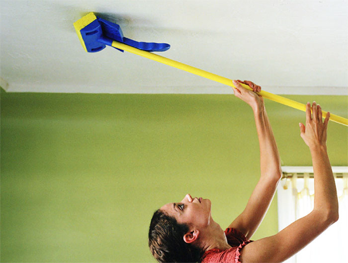 Как отмыть натяжной потолок: действуем самостоятельно и эффективно