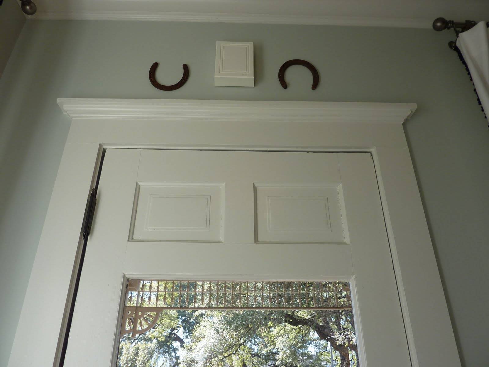 Как правильно вешать подкову над входной дверью в доме