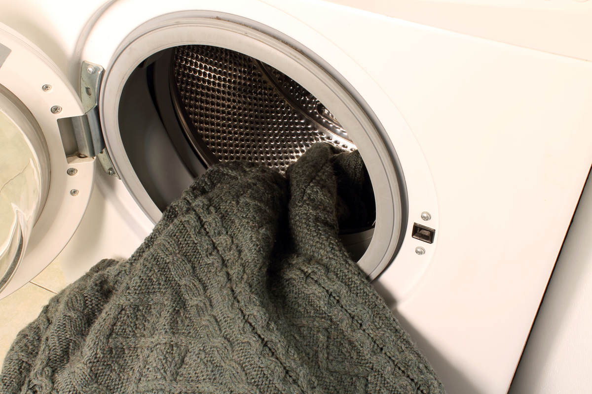 Как стирать шерстяные вещи в стиральной машинке и вручную: лучшие средства и правила