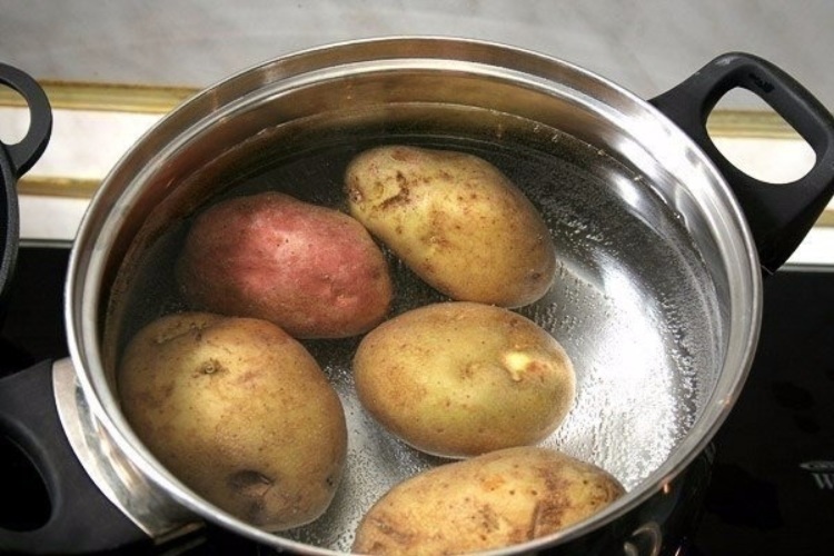 Как и сколько времени варить картофель в мундире для салата | все очень просто