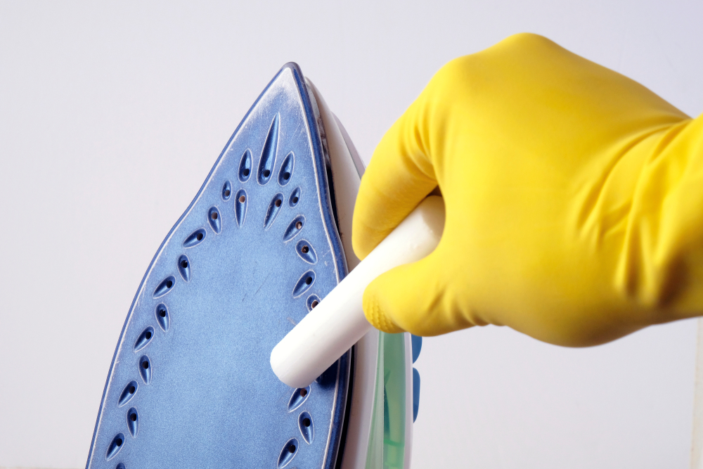 Как очистить керамическую подошву утюга от пригоревшей ткани в домашних условиях