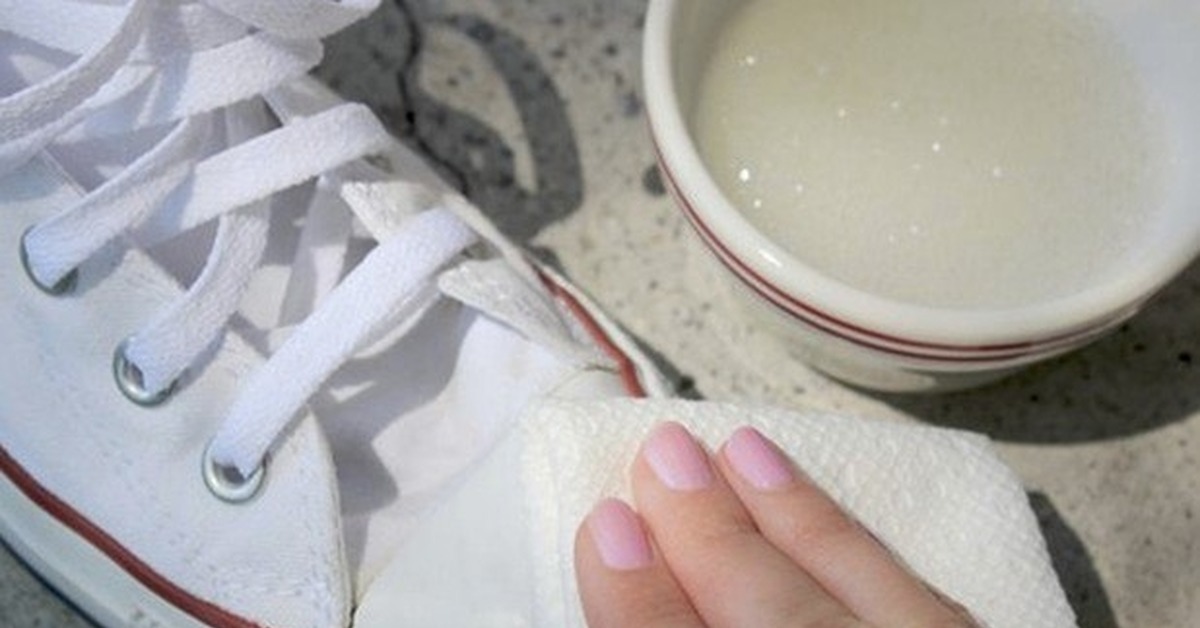 Как постирать белые кеды от грязи в стиральной машине-автомат в домашних условиях, можно ли руками, чтобы не было желтых пятен и разводов?