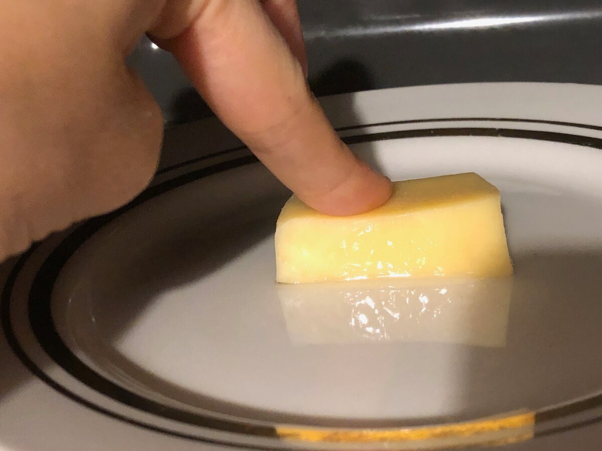 Как настоящий сыр отличить от суррогата — 3 способа от роспотребнадзора