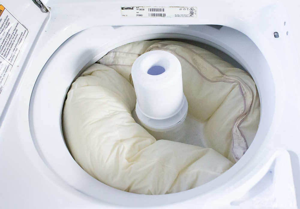 Как правильно стирать подушку в стиральной машине