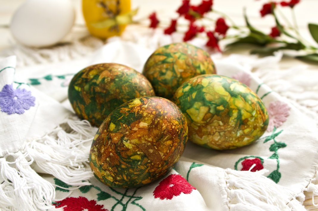 Как покрасить яйца на пасху своими руками | 6 красивых способов