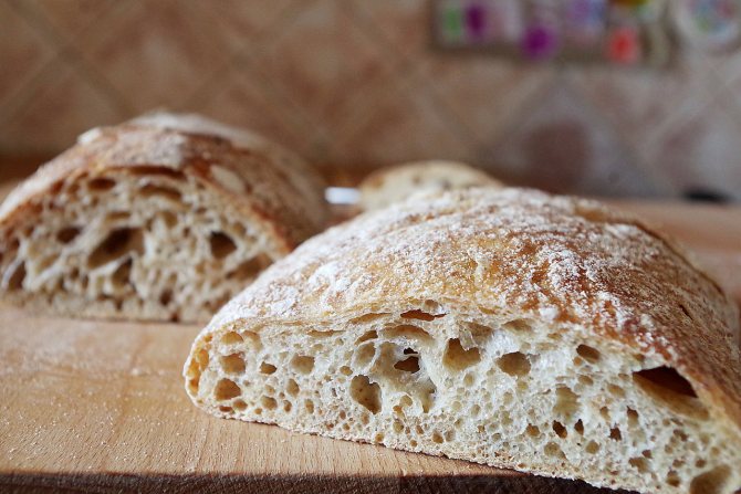 Как черствый хлеб сделать мягким в микроволновке или духовке?