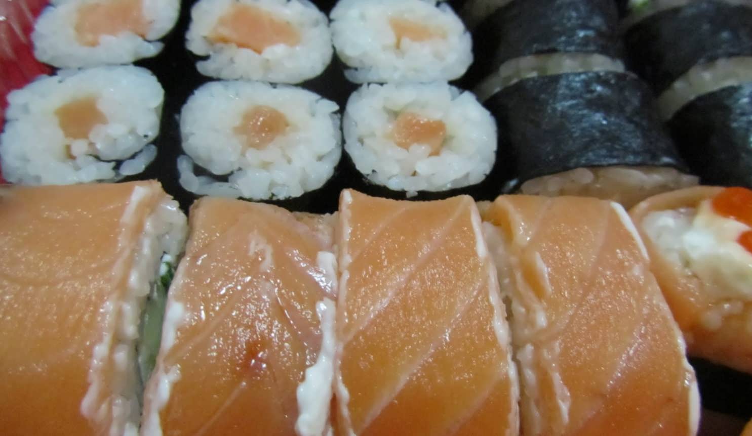 Сколько можно хранить суши и роллы в холодильнике?