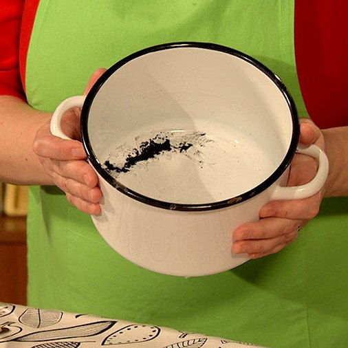Как почистить посуду с помощью соды и канцелярского клея