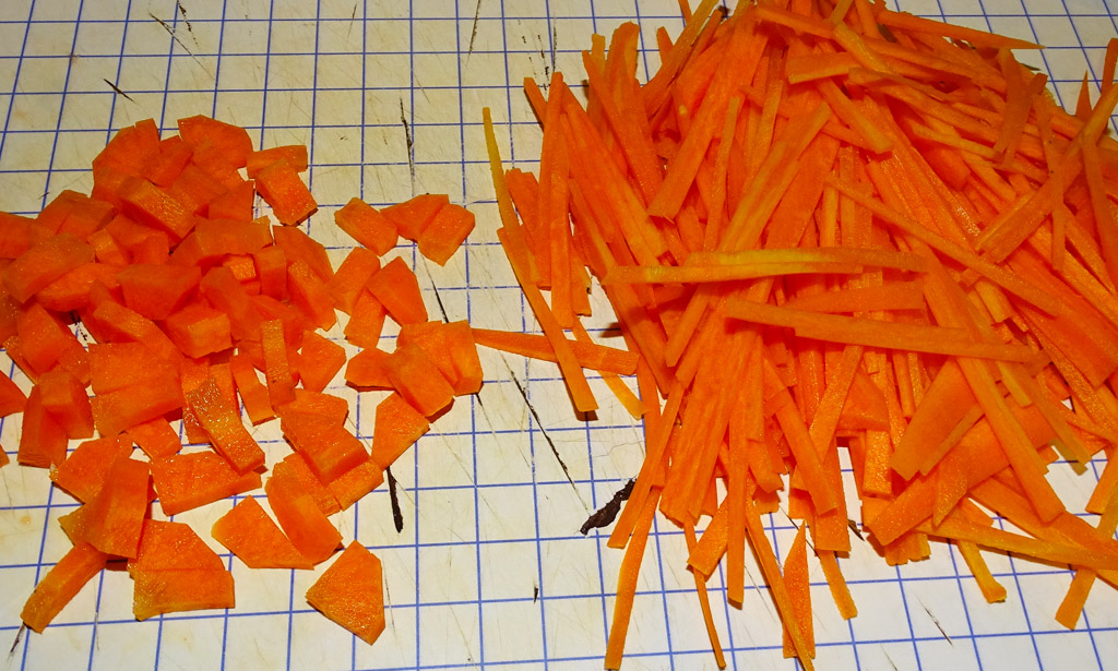 Нарезка овощей соломкой. Овощи нарезанные соломкой. Морковь резаная соломкой. Нарезка моркови соломкой брусочками кубиками. Морковь нарезать четвереньками.