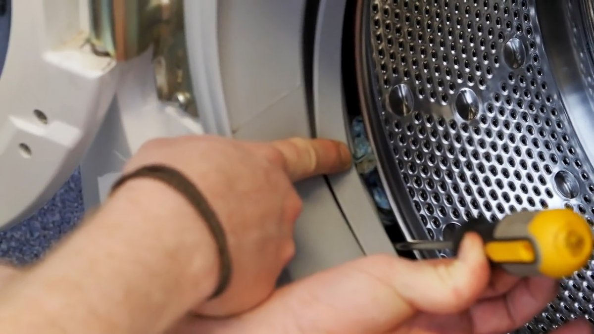 Как вытащить застрявшие предметы из стиральной машины?