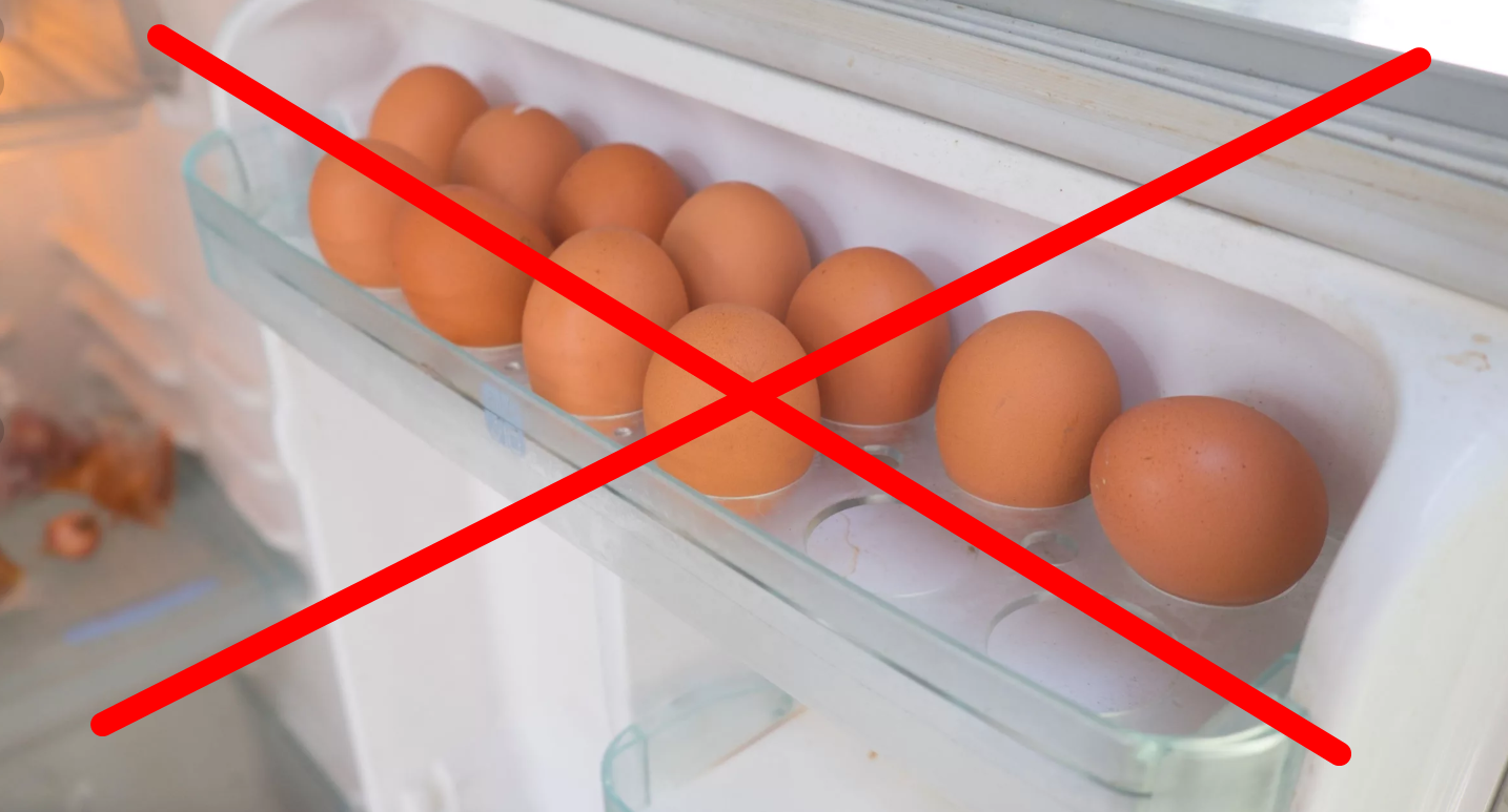 Можно мыть яйца для хранения. Хранение яиц в холодильнике. Куриные яйца в холодильнике. Яйца на дверце холодильника. Хранение куриных яиц.