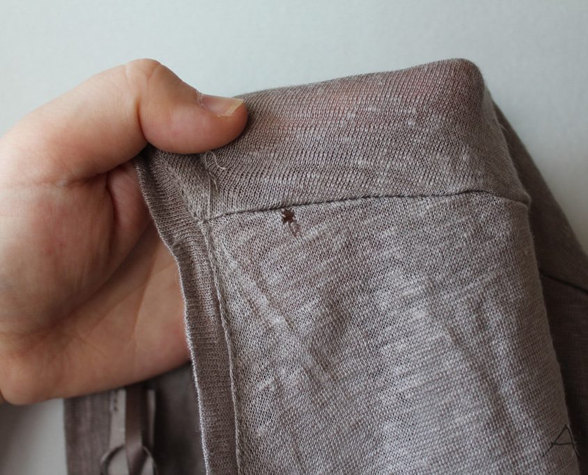 Как убрать затяжки на одежде: инструкция по устранению зацепок на синтетике, трикотаже, джинсах