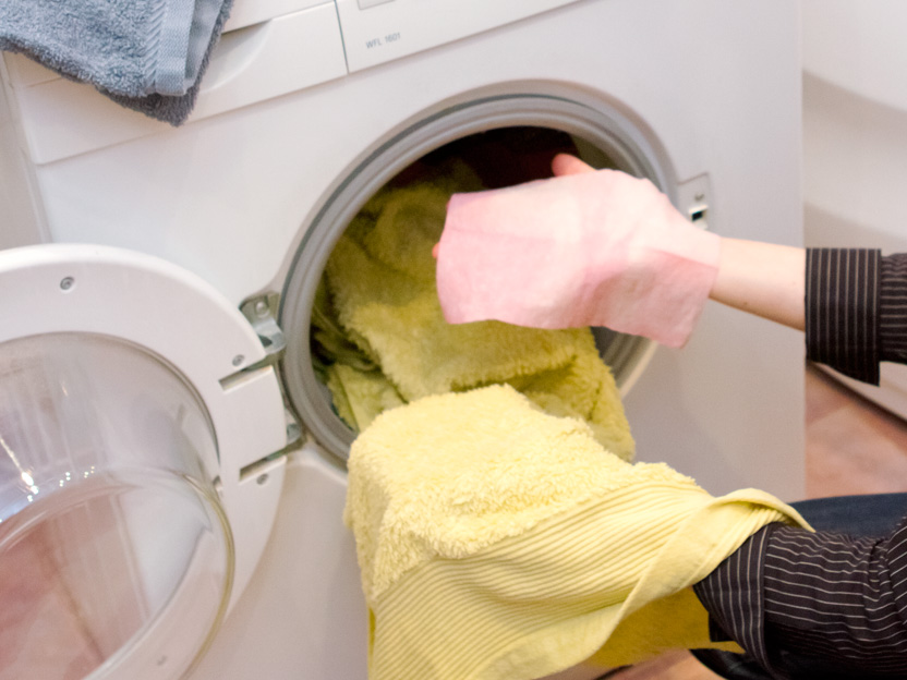 Зачем люди кладут салфетку в стиральную машинку?
