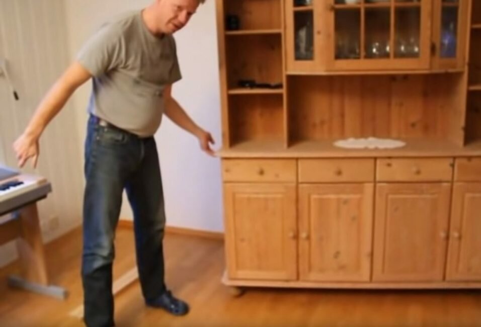 Как легко передвинуть тяжелый шкаф без ножек и не поцарапать пол
