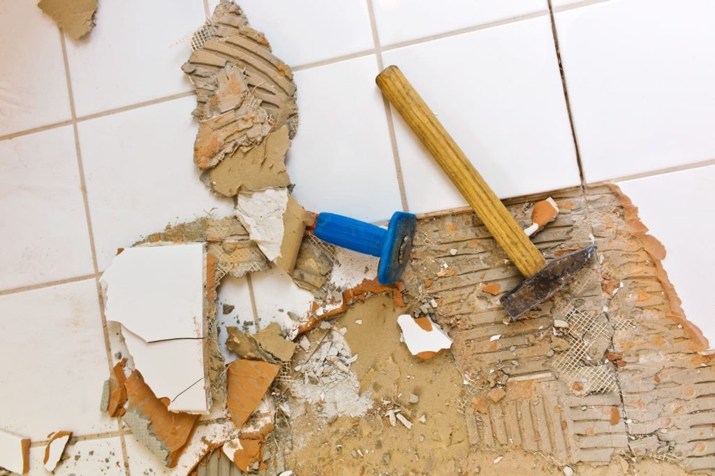 Демонтаж старой керамической плитки со стен без повреждения: как снять быстро, не повредив ее и не поломав
