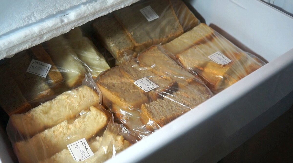 Правильное хранение хлеба в холодильнике и морозильной камере.