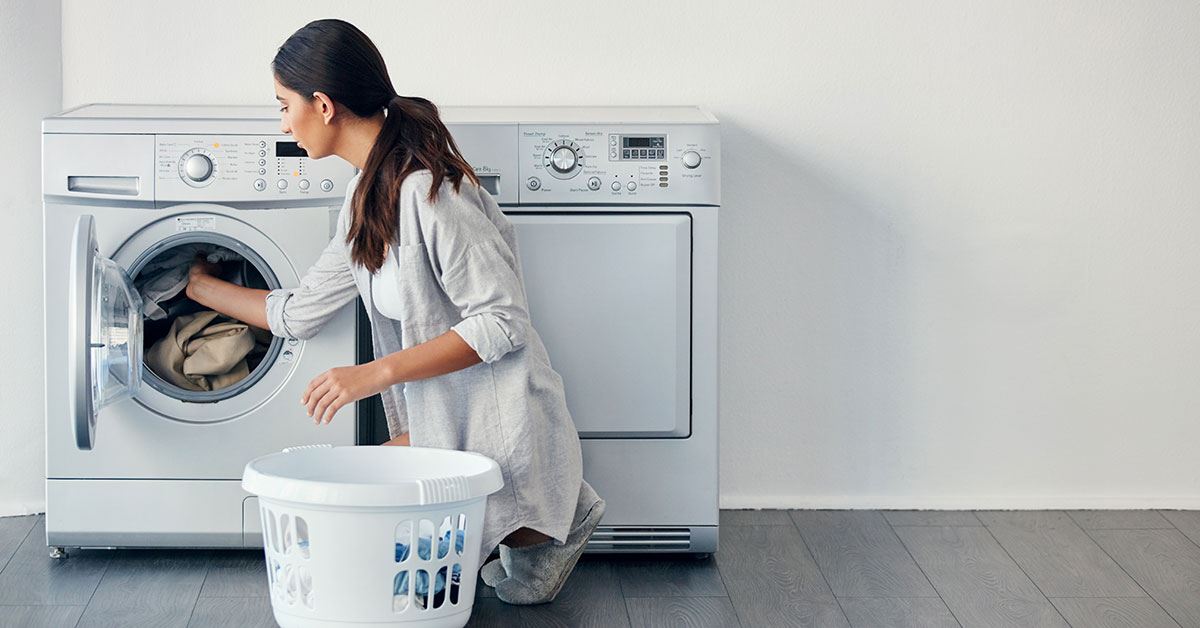 Почему белье плохо пахнет после стирки в стиральной машинке или вручную, как избавиться от запаха