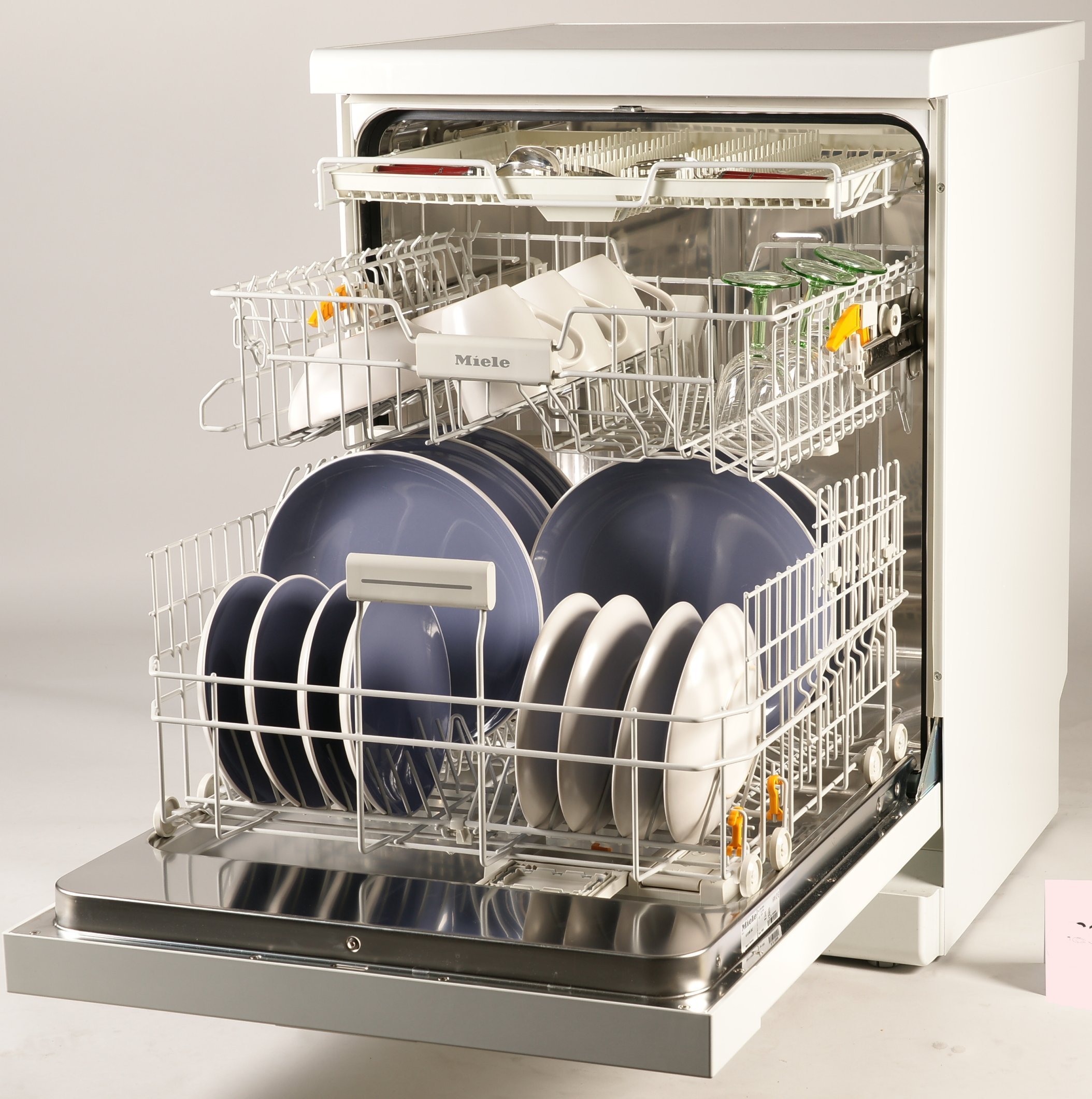 Можно ли мыть чугунную посуду в посудомоечной машине? ответ от “биол”.