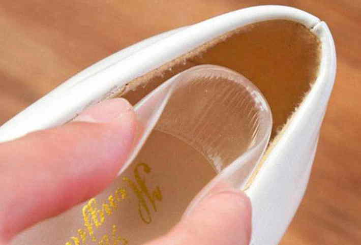 Как быстро разносить тесную обувь, которая жмет и натирает, в домашних условиях?