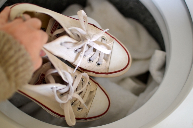 Как стирать кроссовки: советы, способы, лайфхаки